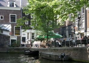 Amsterdam-terras-aan-gracht